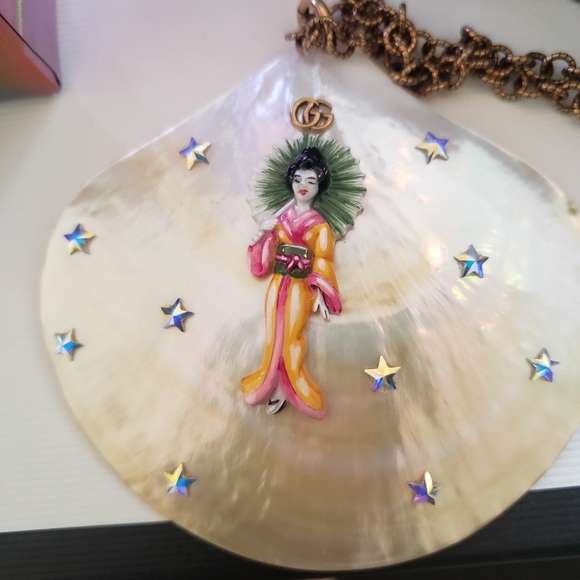 Gucci Mother of Pearl Kimono Shell Statement Necklace - Picture 9 of 12